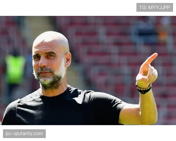 特写：瓜迪奥拉在训练场边与助教研究对手比赛录像